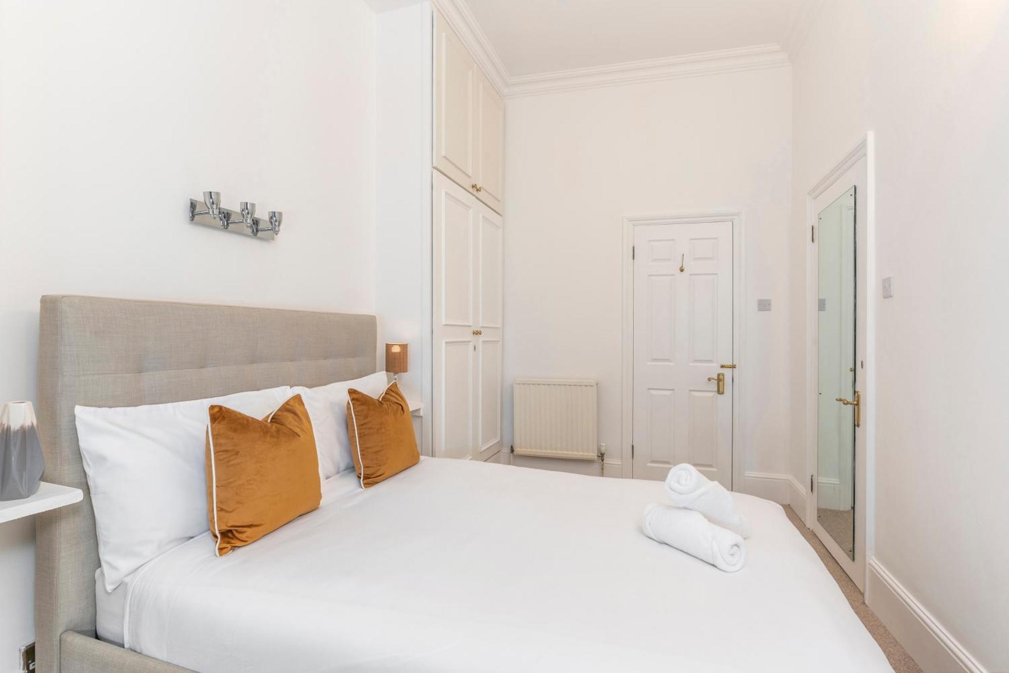 2 Min Walk Earls Court Station - Luxury 2 Bedroom Flat Лондон Экстерьер фото